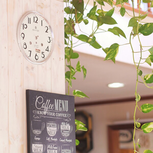 ボルダリングやカフェスペースを設置